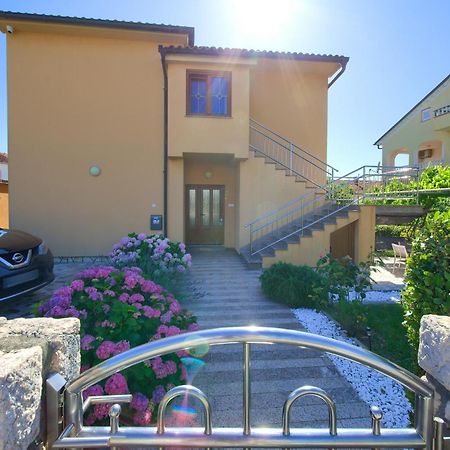Apartment Bazina - Airconditioning, Parking, 500M From The Beach Krk Town Dış mekan fotoğraf