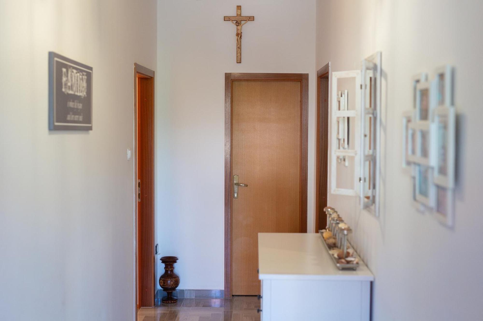 Apartment Bazina - Airconditioning, Parking, 500M From The Beach Krk Town Dış mekan fotoğraf
