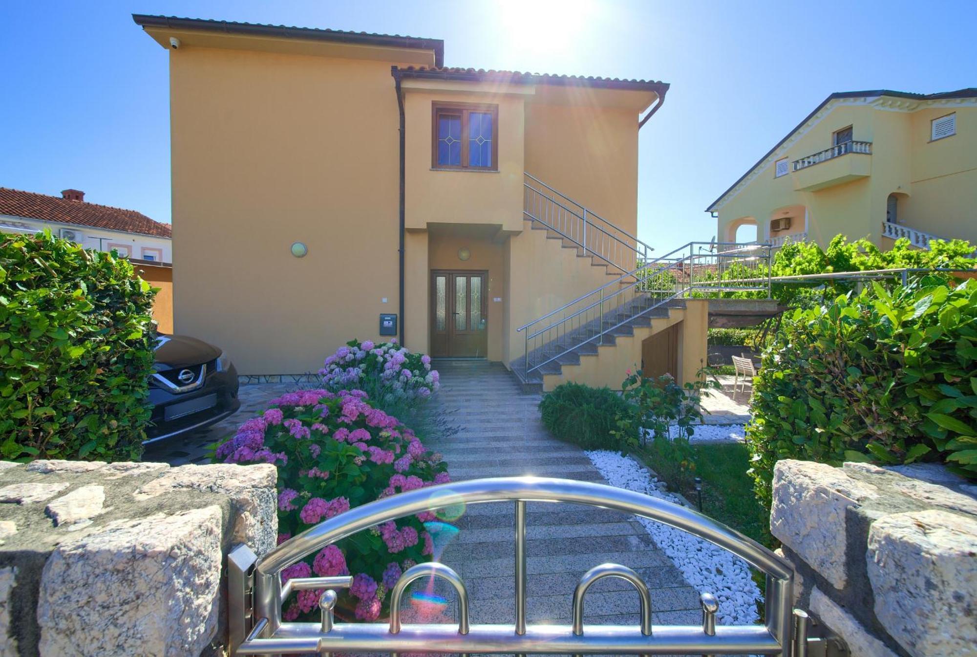 Apartment Bazina - Airconditioning, Parking, 500M From The Beach Krk Town Dış mekan fotoğraf
