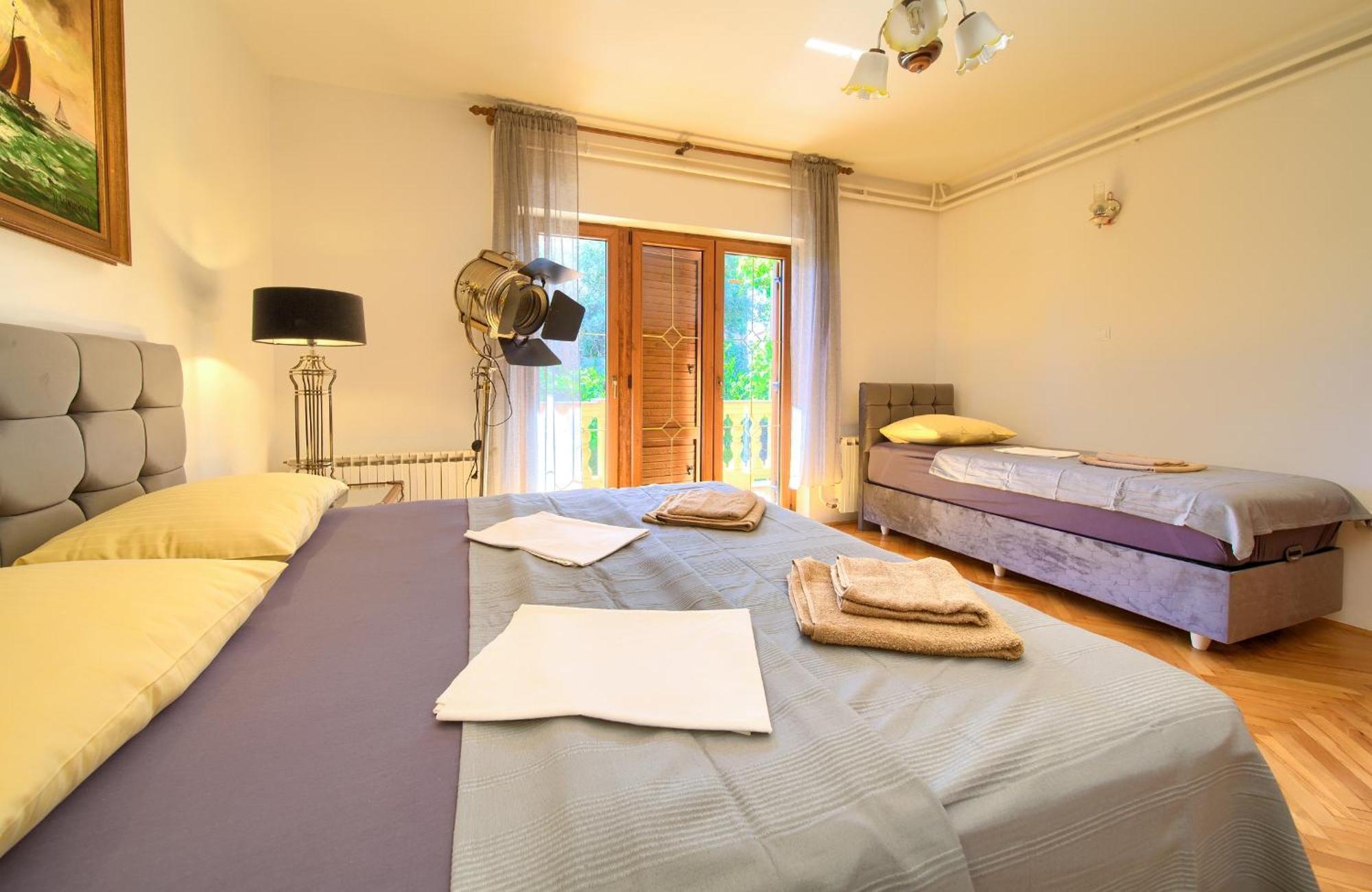 Apartment Bazina - Airconditioning, Parking, 500M From The Beach Krk Town Dış mekan fotoğraf